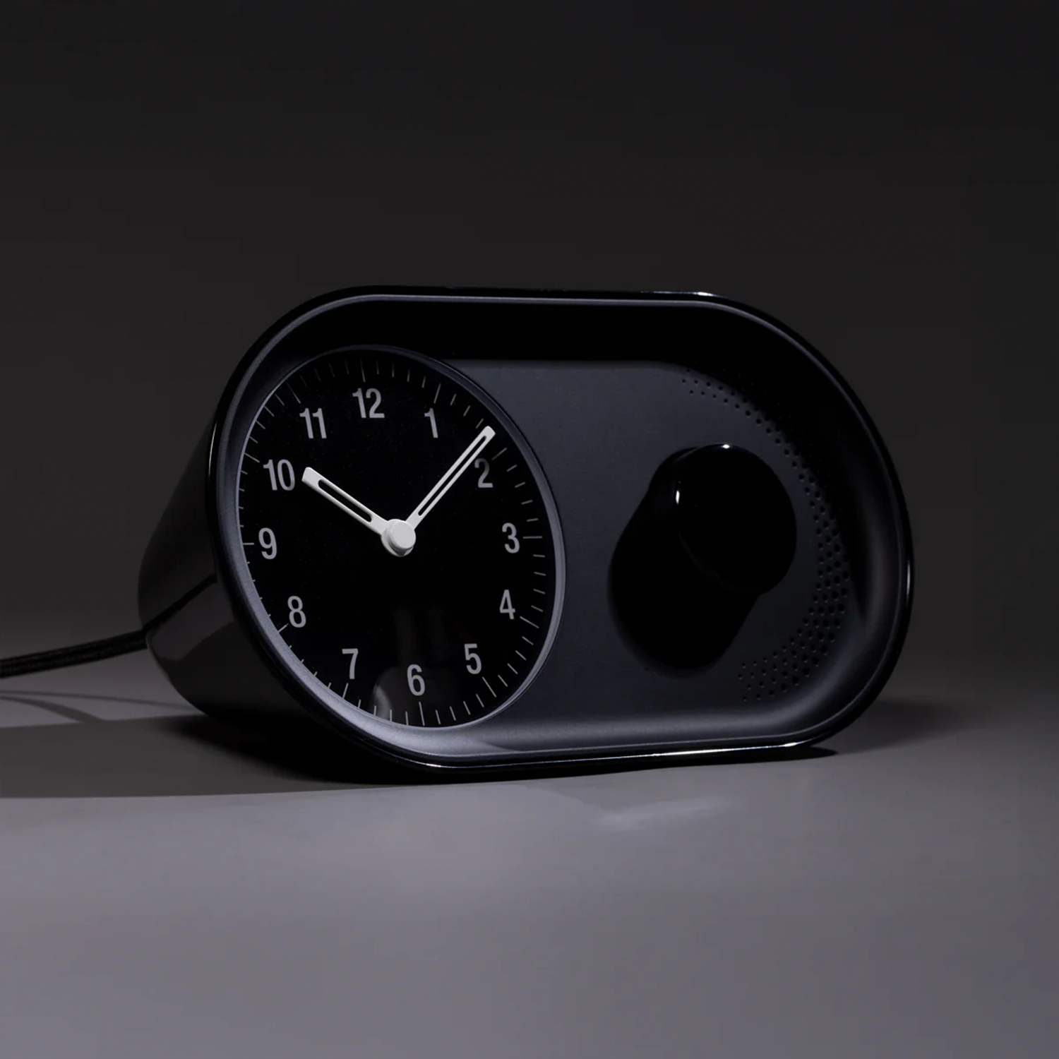 Retro Curved Analog Wake-Up Clock With Tactile One-Touch Snooze & Progressive Acoustic Alarm