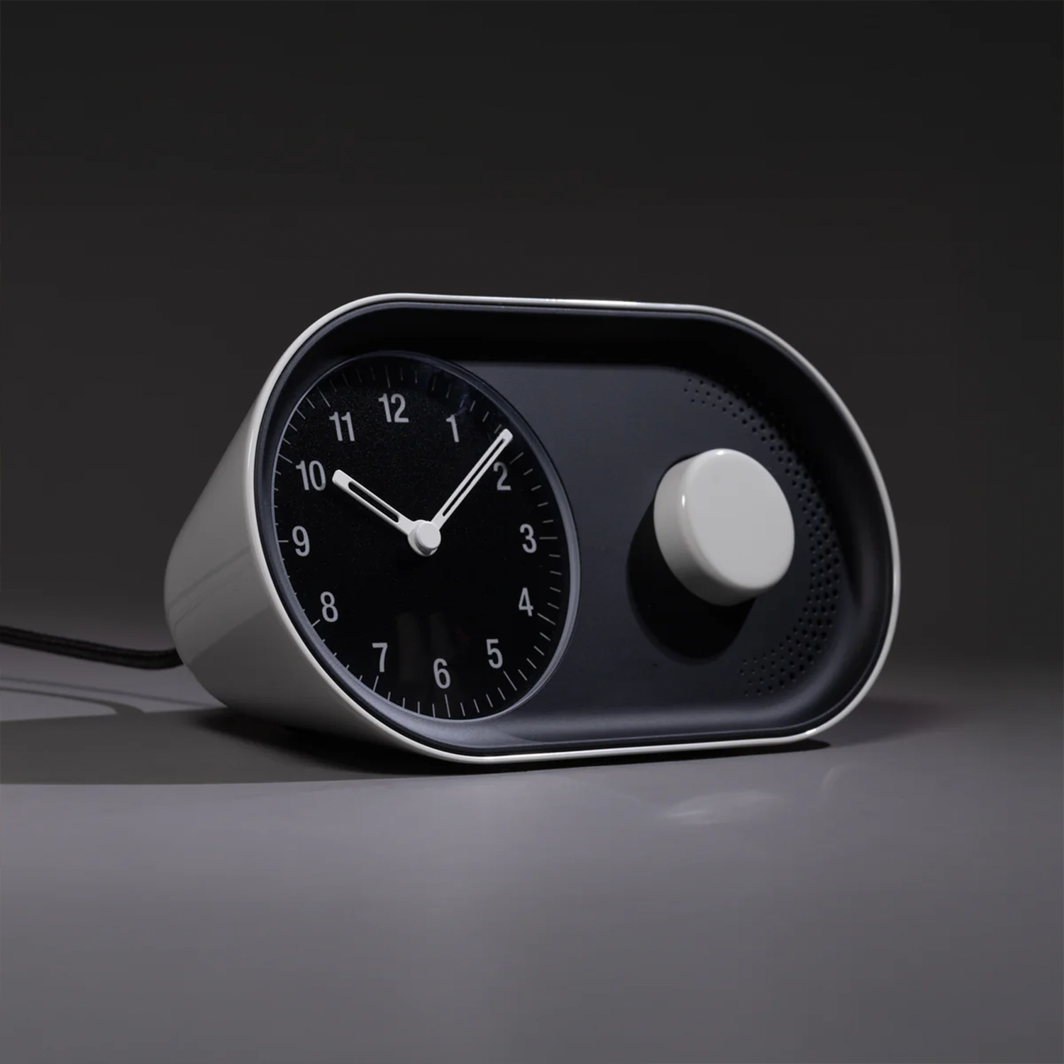 Retro Curved Analog Wake-Up Clock With Tactile One-Touch Snooze & Progressive Acoustic Alarm